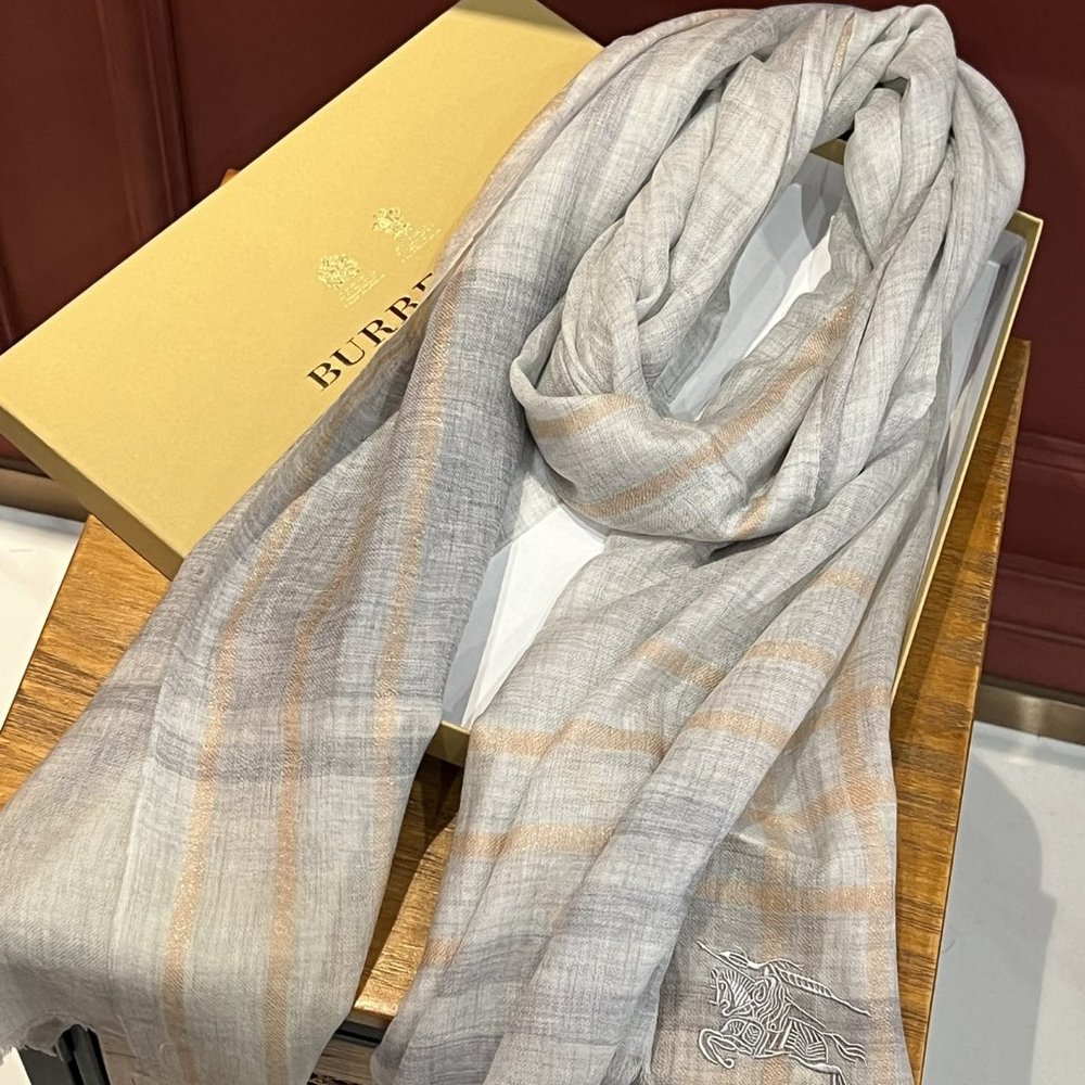 Burberry cashmere scarf - Picture 7 of 9